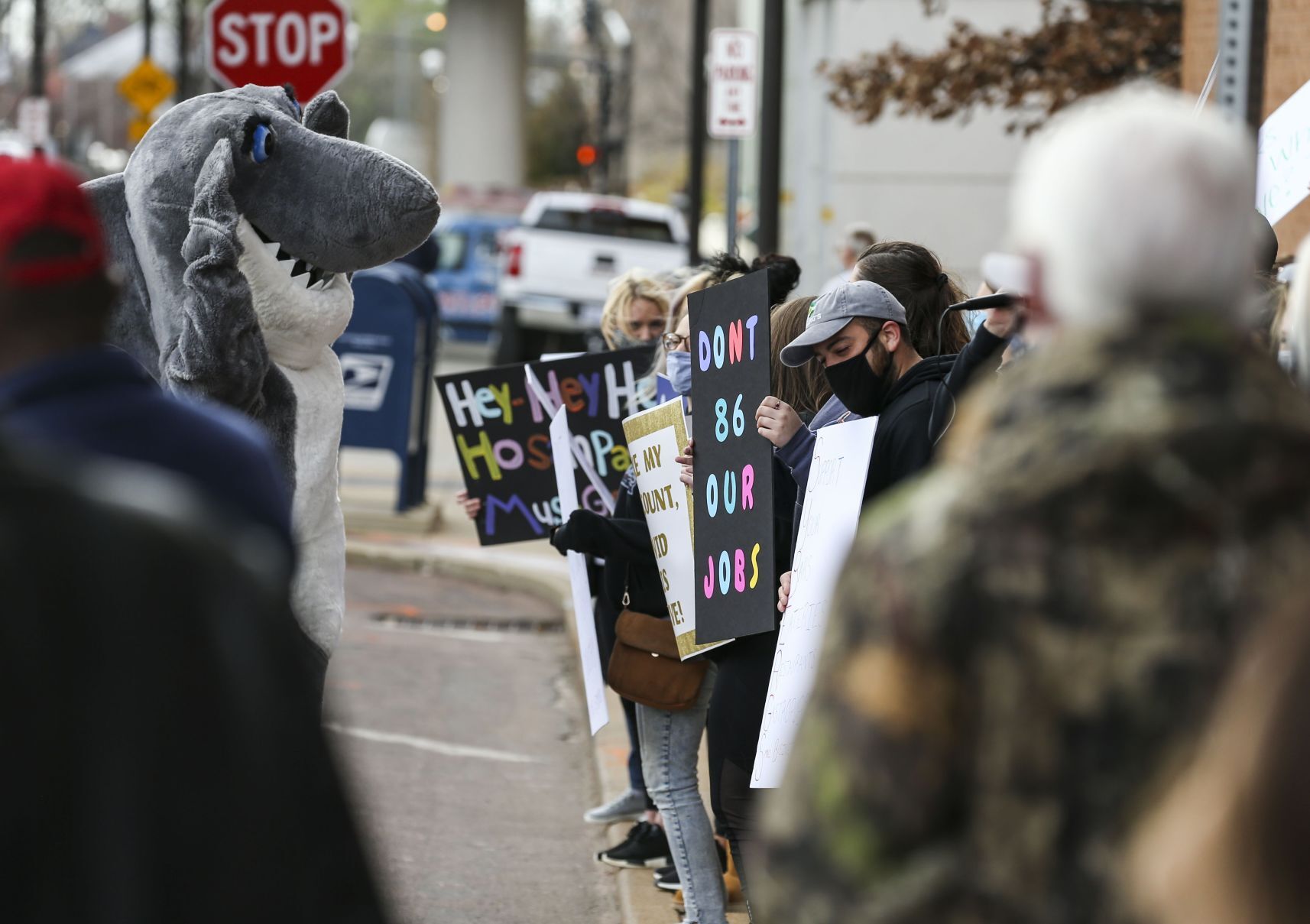 Restaurant workers protest shutdown